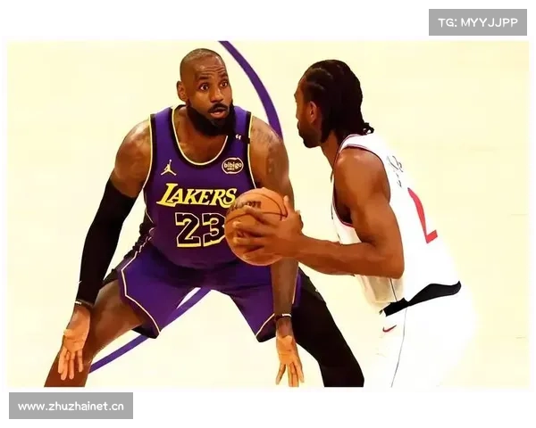 NBA巨人手掌多大?伦纳德3根手指夹2瓶水不算啥!字母哥单手3瓶水 NBA巨人手掌多大?伦纳德3根手指夹2瓶水不算啥!字母哥单手3瓶水